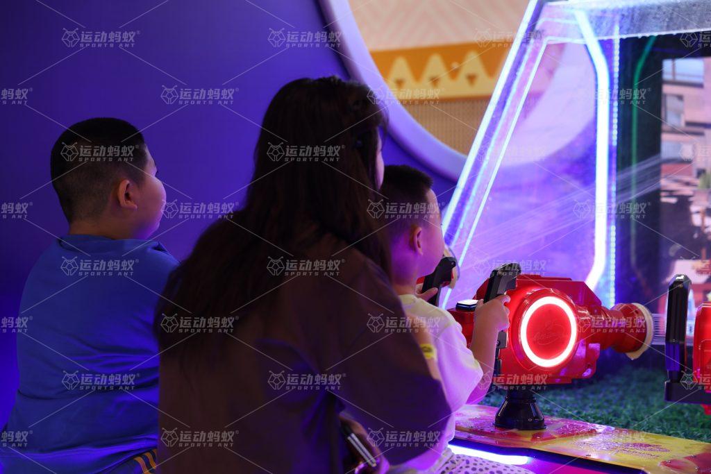 家长陪同孩子在数字运动馆亲子竞技设备前体验