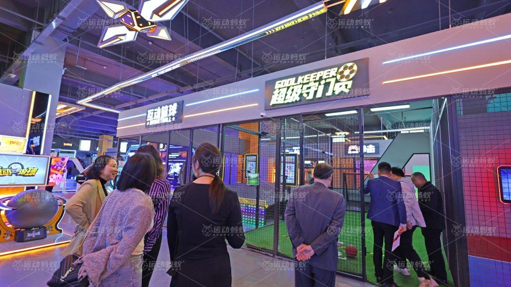 数字运动潮玩馆内参观团队与顾客在场馆中参观游玩，场馆人气场景