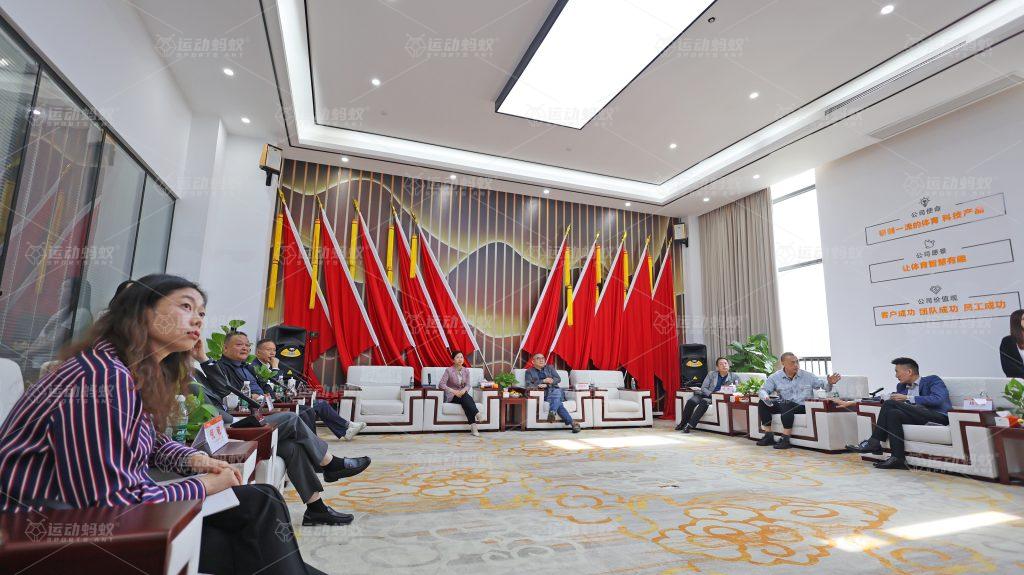 数字运动潮玩馆接待大厅,工作人员引导参观团队入场