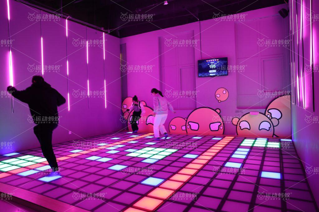 顾客在数字运动馆光影互动地面组队互动,多人同时参与