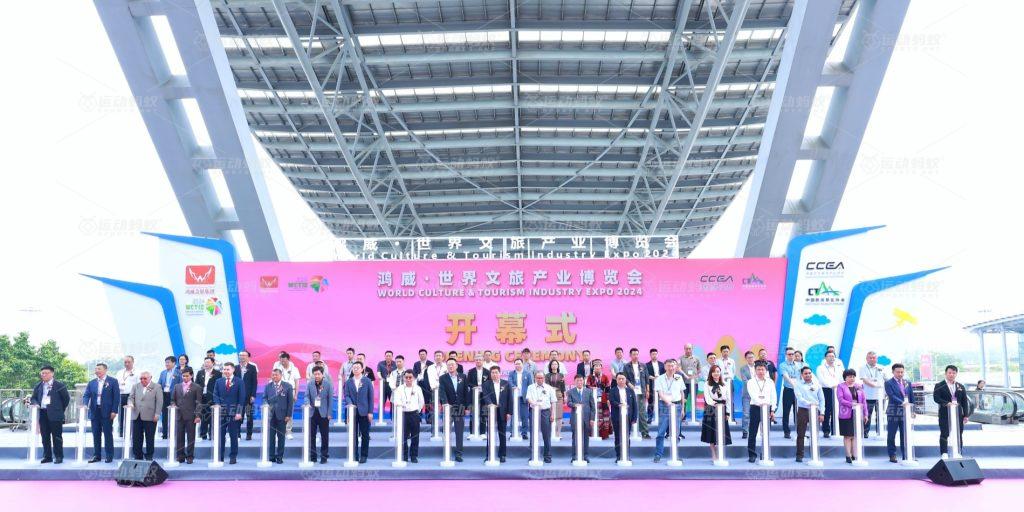 运动蚂蚁在亚洲乐园展的展位现场,团队与来访观众合影