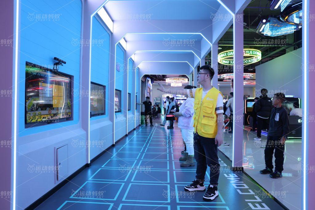 潮玩运动馆场馆通道实景，顾客穿行于数字运动设备体验区